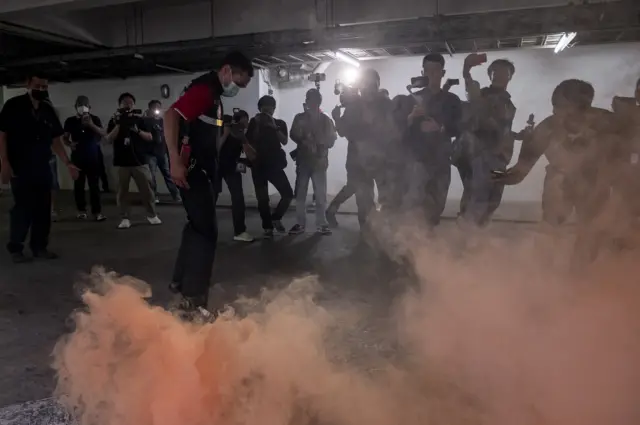 กลุ่มทะลุวังได้บุกเขาไปยันลานจอดรถของพรรคเพื่อไทบ เพื่อตามหานักการเมืองจากพรรค ภท. และมีการจุดพลุแฟลร์ที่ลานจอดรถ