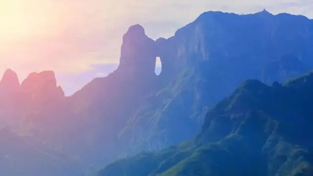 Shimo kwenye mlima linaitwa 'Lango la Mbinguni'