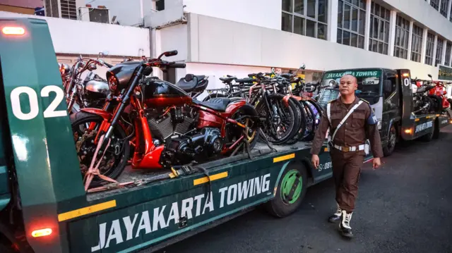 Kejaksaan Agung menyita beberapa unit mobil dan sepeda motor mewah serta sepeda dalam kasus dugaan suap penanganan perkara CPO