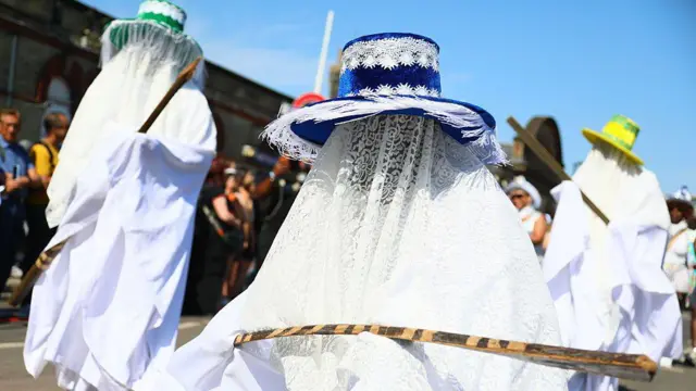 Люди в карнавальных костюмах