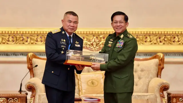 ထိုင်းဘုရင့်လေတပ်ဦးစီးချုပ်နဲ့ ဗိုလ်ချုပ်မှူးကြီး မင်းအောင်လှိုင်