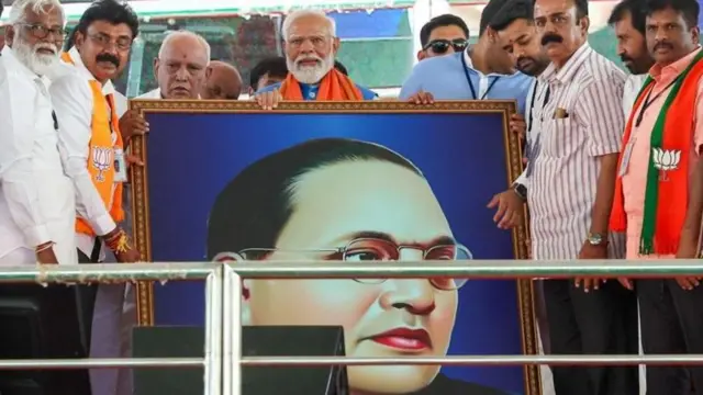 डॉ. आंबेडकरांच्या फोटोसोबत पंतप्रधान मोदी