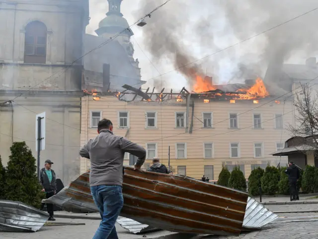Пожежа монастиря Бернардинів у Львові після прильоту дрона