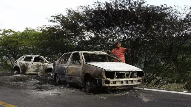 Автомобили, сожженные в ходе операции CJNG. 