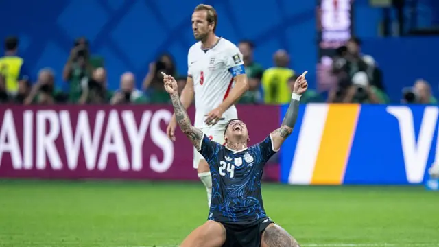 El jugador argentino Enzo Fernández celebra delante del capitán de la selección inglesa, Harry Kane.