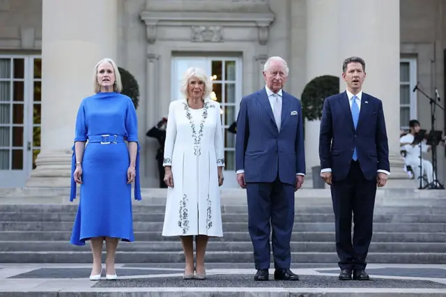 پادشاه و ملکه بریتانیا به همراه کریستین ترنر،‌ سفیر بریتانیا در آمریکا و همسرش. پادشاه و ملکه پس از ترک کاخ سفید در مهمانی در باغ سفارت بریتانیا در واشنگتن شرکت کردند. 