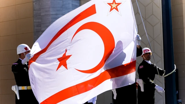 Kuzey Kıbrıs'ta göndere çekilen Cumhurbaşkanlığı forslu bayrak