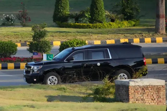 ဆွေးနွေးပွဲအပြီး ကျင်းပတဲ့ ဟိုတယ်ကနေ နာခန် လေတပ်စခန်းကို ထွက်ခွာတဲ့ဒုသမ္မတ လိုက်ပါသွားတယ်လို့ ယူဆရတဲ့ မော်တော်ယာဥ်တန်းက ကားတစ်စင်း