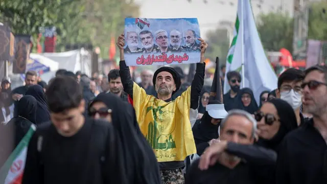 حمایت از حزب‌الله لبنان و عکس فرماندهان کشته شده سپاه در تظاهرات اربعین در تهران 