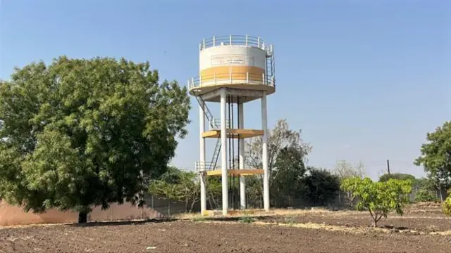 अशोक खरात के शिवनिका संस्थान को 48 किलोमीटर दूर दारणा बांध से पानी मिलता है