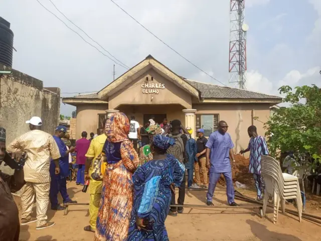 Aworan awọn eeyan nibi isinku rẹ.