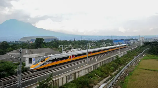 Rangkaian Electric Multiple Unit (EMU) menjalani uji operasional Kereta Cepat Jakarta-Bandung di Stasiun Tegalluar, Kabupaten Bandung, Jawa Barat, Rabu (16/11/2022).