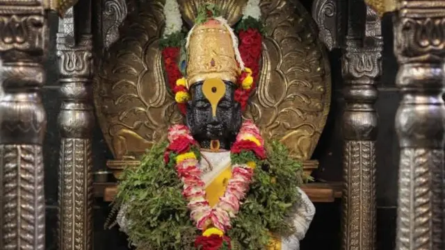 रुसलेल्या रखुमाईला शोधायला आलेला कृष्ण तब्बल 'अठ्ठावीस युगं' कटीवर हात ठेवून विठोबा अवतारात त्याच एका विटेवर आजतागायत उभा असल्याचं सांगितलं जातं. तशी मराठीजनांची श्रद्धा आहे. पंढरपुरात सध्या असलेली विठ्ठलमूर्ती...