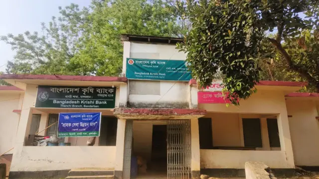 থানচিতে কৃষি ব্যাংকের এই শাখাতেও ডাকাতি করা হয়েছে।