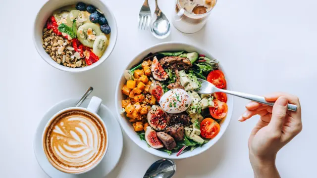 Berbagai jenis makanan di atas meja.