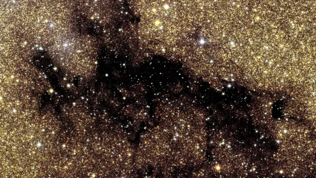 Una nebulosa oscura sobre el bulbo galáctico