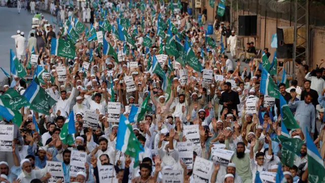 জ্বালানি তেলের দাম বাড়ানোর প্রতিবাদে পাকিস্তানে হওয়া বিক্ষোভ 