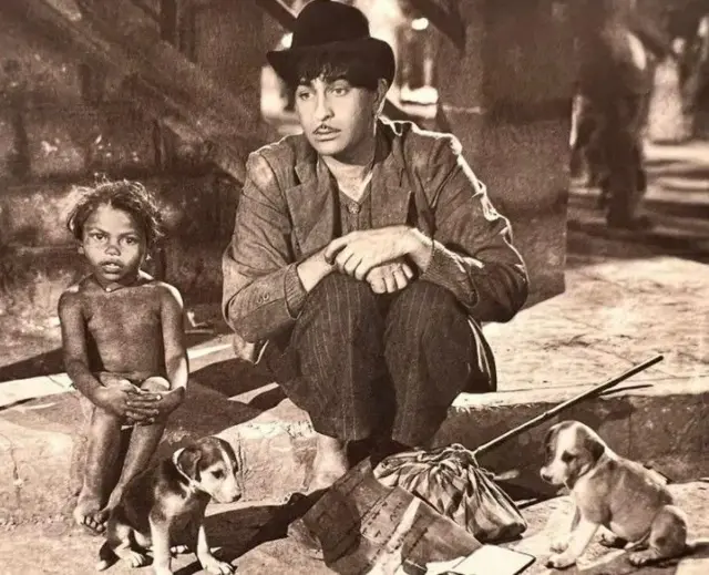 आवारा चित्रपटातील एका दृश्यात राज कपूर.