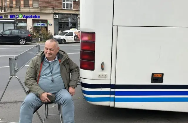 srđan milivojević se vezao lisicama za autobus Milomira Jaćimovića