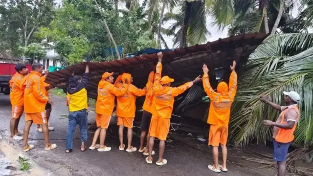 மோன்தா புயல், ஆந்திரா, அந்தர்வேதி, பல்லேபாலம், காசுடாசுபாலம், சூறாவளி, சாலைகளில் விழுந்த மரங்கள், எஸ்.டி.ஆர்.எஃப் 