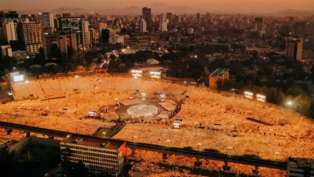 በጧፍ ብርሃን የደመቀ ታዳሚው ከአየር ላይ የተነሳ ምሥል