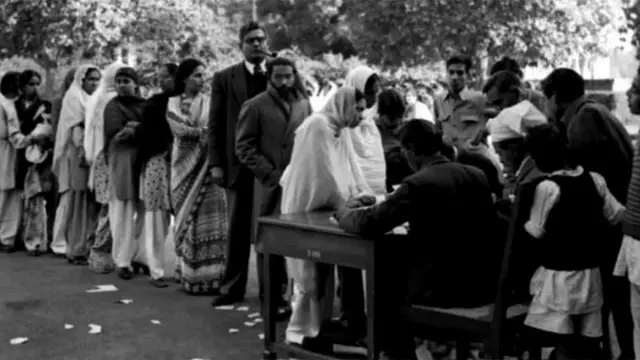 पहले आम चुनाव के दौरान वोटिंग 