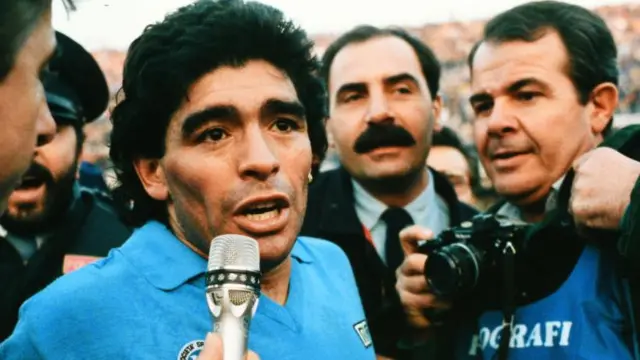 ডিয়েগো ম্যারাডোনা ফুটবল ইতিহাসের এমন এক চরিত্র যাকে অনেক মানুষই ভালোবেসেছেন,