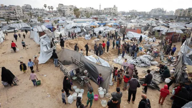 Палестинци на месту израелског напада на камп за расељене 12. марта. Израел је наредио евакуацију кампа пре напада