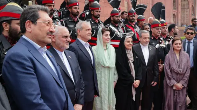 رئیس جمهور ایران و هیئت همراه در لاهور در کنار سروزیر ایالت پنجاب پاکستان