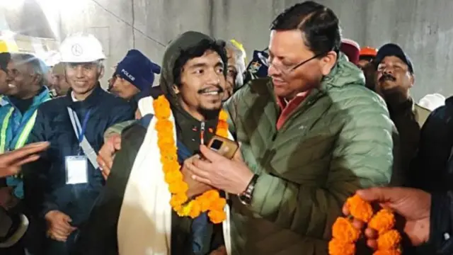 सुरंग से बाहर निकाले गए मज़दूर से मिलते हुए मुख्यमंत्री पुष्कर सिंह धामी