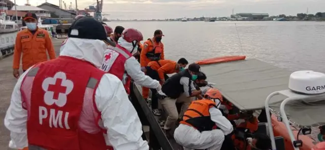 Petugas PMI memberikan bantuan kepada korban.
