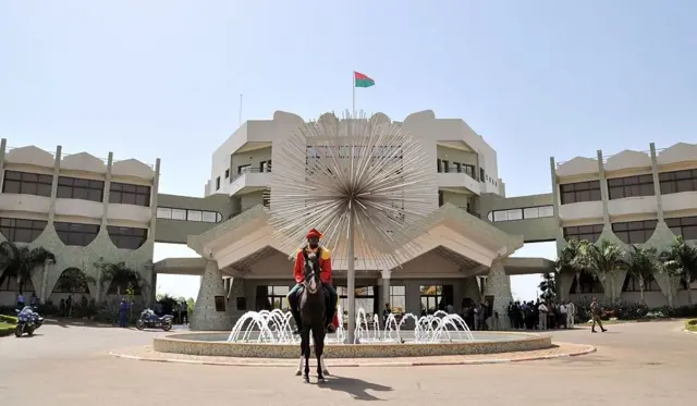 Un garde présidentiel est assis sur son cheval devant le palais présidentiel, dans le quartier Ouaga 2000 de la capitale Ouagadougou