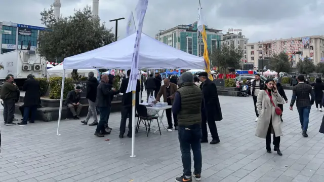 DEM Partililerin Esenyurt medyanındaki seçim standı 