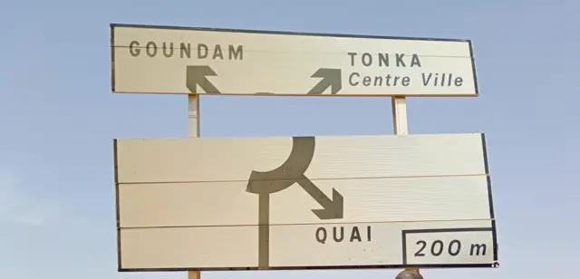 Panneau d'affiche où il est écrit Tonka, Goundam et Quai