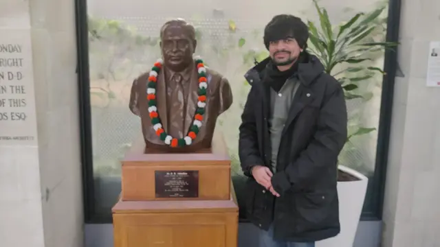 लंडन स्कूल ऑफ इकॉनॉमिक्सच्या आवारातील पुतळा