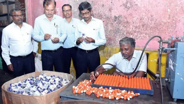 ভোটের কালির ভায়াল তৈরি করছেন এমপিভিএল সংস্থার কর্মীরা