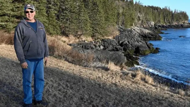 بعضی صیادهای شاه میگو مثل جان دروین (تصویر در کاتلر)، شاهد درگیری‌هایی در منطقه خاکستری بوده‌اند 