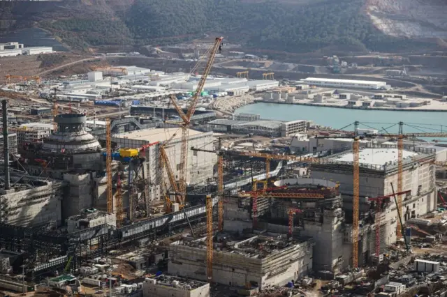 Türkiye'nin en büyük enerji yatırımlarından biri olan Akkuyu Nükleer Güç Santrali'nin 30 Aralık 2024'teki genel görünümü, çok sayıda vinç ve yapımı devam eden bina var.