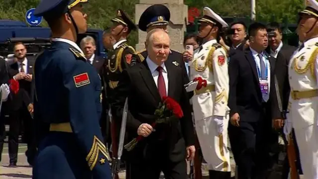 花を手向けるプーチン氏