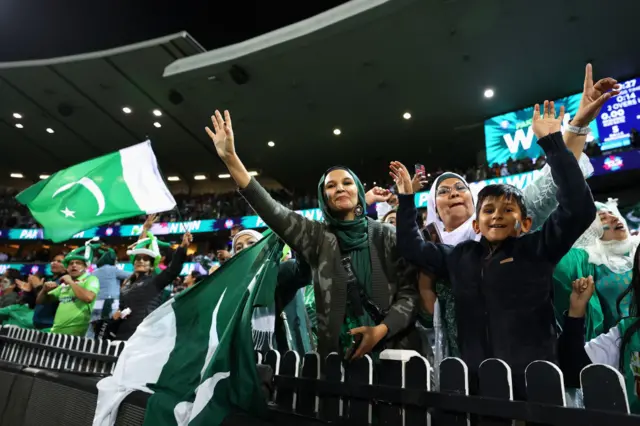 ভারত ও পাকিস্তানে ক্রিকেট উন্মাদনা খুবই পরিচিত দৃশ্য