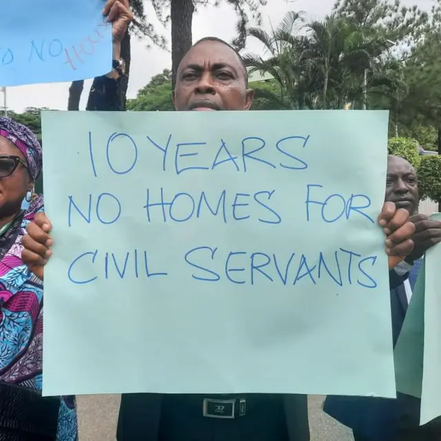 Protesting subscriber carri placard