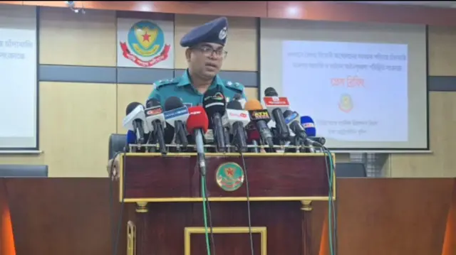 সংবাদ সম্মেলনে কথা বলছেন ডিএমপি’র মিডিয়া অ্যান্ড পাবলিক রিলেশনস্ বিভাগের উপ-পুলিশ কমিশনার মুহাম্মদ তালেবুর রহমান