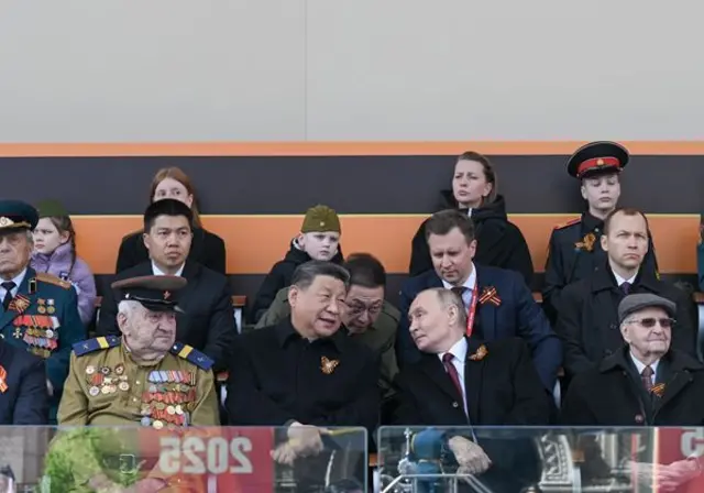 Си Цзиньпин Москвадагы парадда, 9-май, 2025-жыл