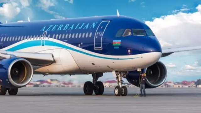 Сине-белый самолет азербайджанской авиакомпании "Азал" на аэродроме.