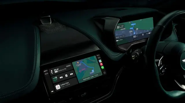 در سیستم «کار پلی اولترا» می‌توان نقشه را به نمایشگر پشت فرمان منتقل کرد