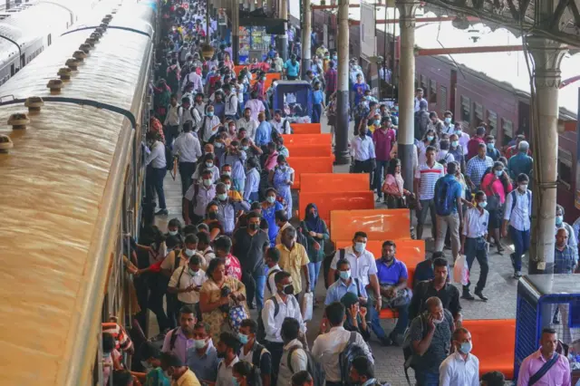 රුපියල් මිලියන 05කට වඩා වැඩි ප්‍රතිලාභ ගෙවීමකදී පහත දැක්වෙන ගෙවීම් සඳහා 12%ක් රඳවා තබා යුතු බව දේශීය ආදායම් බදු දෙපාර්තමේන්තුවේ වෙබ් අඩවියේ දක්වා ඇත.