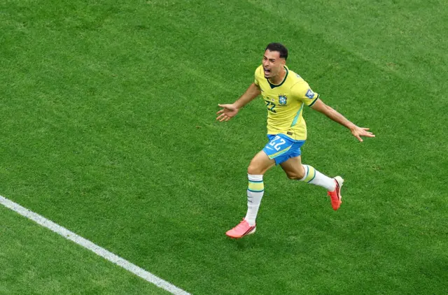 فرحة غابرييل مارتينيلي بهدفه المتأخر في شباك اليابان في دور الـ 32 من كأس العالم 2026.