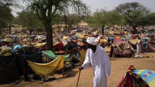 লড়াই থেকে প্রাণে বাঁচতে হাজার হাজার মানুষ প্রতিবেশী দেশ চাদে পালিয়ে গেছে