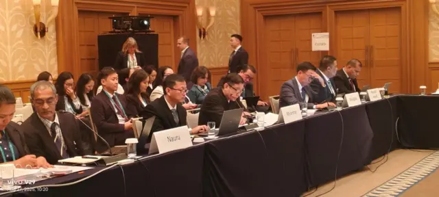 ၂၀၂၅ ခုနှစ်၊ ဩဂုတ်လက ကျင်းပတဲ့ အာရှပစိဖိတ်ဒေသ ငွေကြေးခဝါချမှုတိုက်ဖျက်ရေးအဖွဲ့ (APG) ရဲ့ နှစ်စဉ်အစည်းအဝေးမှာ တက်ရောက်နေတဲ့ မြန်မာနိုင်ငံ ငွေကြေးဆိုင်ရာစုံစမ်းထောက်လှမ်းရေးအဖွဲ့ (MFIU) ရဲ့ ခေါင်းဆောင် ရဲမှူးချုပ် ဇော်လင်းထွန်း (ပုံဟောင်း) 