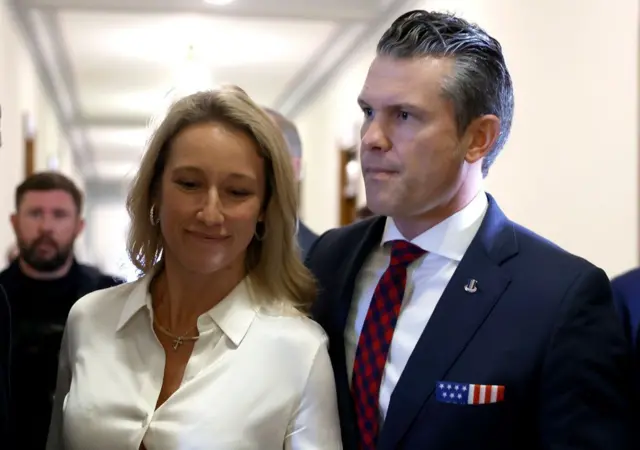 Pete Hegseth comcasa da sorte betterceira e atual esposa, Jennifer Rauchet.